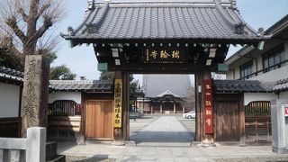 三つ葉葵の御紋があるお寺