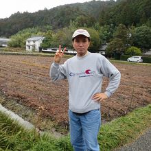 花が無い菖蒲園をバックに