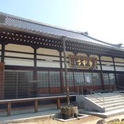 岡田地区の中心部にある古いお寺