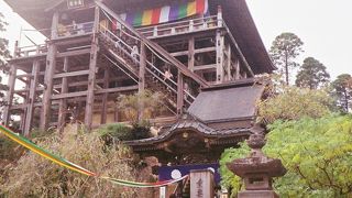 岩の上にある観音堂はスリルがあります