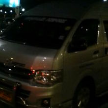 普通のマイクロバスです。