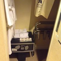 金庫とバスローブ、スリッパがあるのはまるで日本のホテルのよう