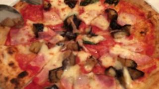 ピザは、店内で焼いているので、出来立てを食べる事ができます。また、パスタもボリューム満点のパスタで、大勢でのパーティメニューがおすすめです。
