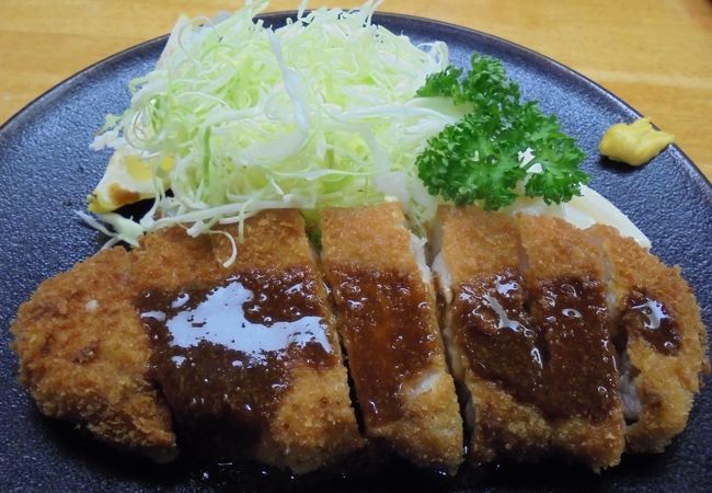 肉厚でじっくりと豚肉のうまさを味わうといった本格派タイプ