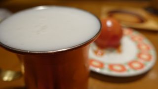 ハンバーグとお酒を楽しむ