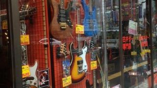 午後３時を過ぎると、通りが試し弾きの音で賑わいます。