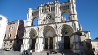 クエンカ旧市街の中心にあります