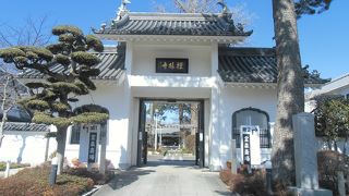 森鴎外と太宰治の墓所がある