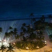 夜も海がライトアップされ綺麗