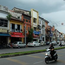 メイン・バザール通りにずらりとお店が並ぶ様子
