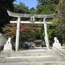 白山比神社の鳥居前。拝殿等は右に折れて進みます。