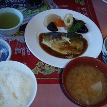 夕食、とても美味しかった。魚はサバの味噌煮でした。