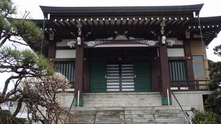 急な石段、緑の木々の境内、茶色と緑の綺麗な本堂が印象的です。