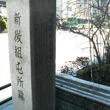 目白通りの西側の歩道沿いに建っています。