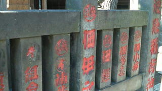 佃島の水路沿いに建つ神社です