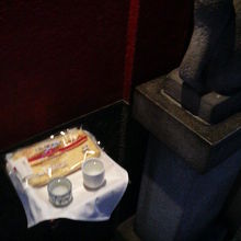 誰が備えたか、お水や油揚げがお供えされていました。