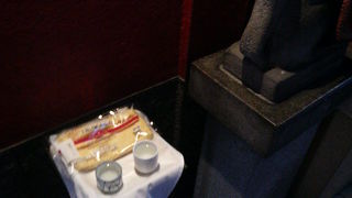 銀座のビルの間に建つ省スペース神社