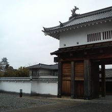 天守閣（写真左下）から離れた場所にあります。