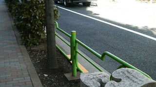 「ふたば」にちなんだ葉っぱの形の石碑