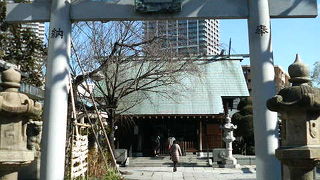 隅田川の近く、見どころが多い神社です