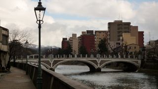 浅野川にかかる立派な橋