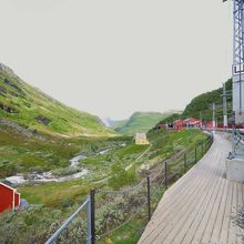 駅から山小屋風ホテルへの道