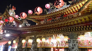 饒河街観光夜市の近く。ライトアップできれい。