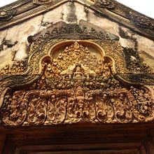 細かいレリーフが見ごたえあります。