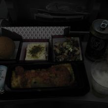 機内食（夕食）時にシャンパンとワインがいただけました。