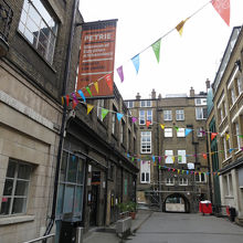 博物館へは、左に見える入口を入って二階へ上がります