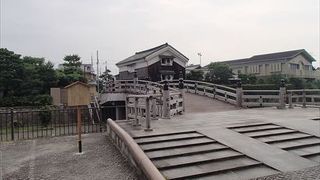 この橋のゆらいには、様々な説が有りますが、気に言っているのが、鎌倉時代より八幡の町ぐるみで、安居神事から名付けられたとの事です。