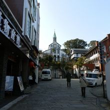 天守堂手前の坂道の通りから。