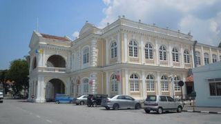 シテイホールの隣には、クリーム色のタウンホール