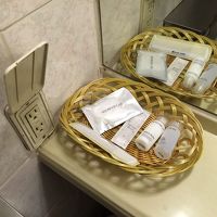 やっつけアメニティ。ここに110Vコンセントあり。