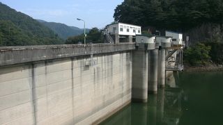 ダムの堤の上（天端）を国道が通る