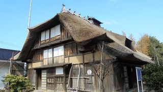 「かぶと造り」という独特な外観