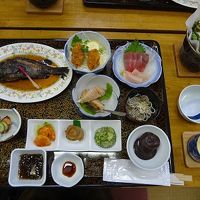 新鮮な魚介類を使った料理がずらりと並ぶ夕食