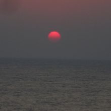 日御碕灯台下から見る、徒然なく没しようとする真っ赤な夕日。
