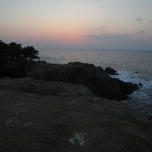 日没の残照を背にする日御碕海岸の岩礁。