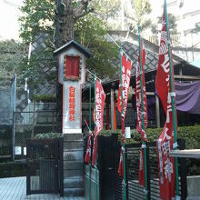 ビルの間の細い路地にあります。