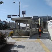 この駅、大阪市営地下鉄の駅となっていて、近くには、大阪市立中央図書館や、大阪市公文書館、中央急病診療所がある駅です。