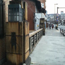 古めかしい色の橋です。