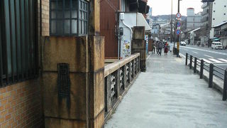 橋のそばに京都最古の道標もあります