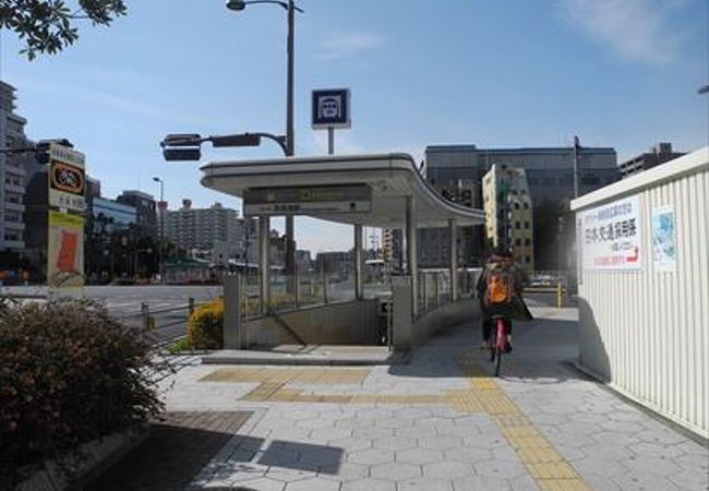 この駅、大阪市営地下鉄の駅となっていて、近くには、大阪市立中央図書館や、大阪市公文書館、中央急病診療所がある駅です。