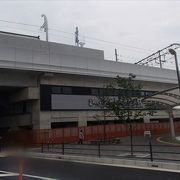この駅、京阪電気鉄道京阪本線の一つの駅です。近くに淀車庫が有って、また、副駅名としては、多くの方が利用する京都競馬場との事です。