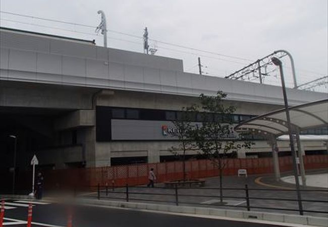 この駅、京阪電気鉄道京阪本線の一つの駅です。近くに淀車庫が有って、また、副駅名としては、多くの方が利用する京都競馬場との事です。