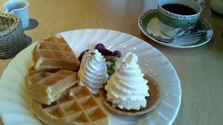 落ち着いていて快適なカフェ、ワッフルが得意