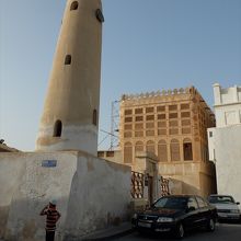 ベイト・シャディ（中央奥）と、付属のモスクのミナレット