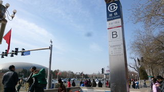 ここは、天安門の西側です！