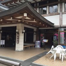 御室会館の1Fにあります。